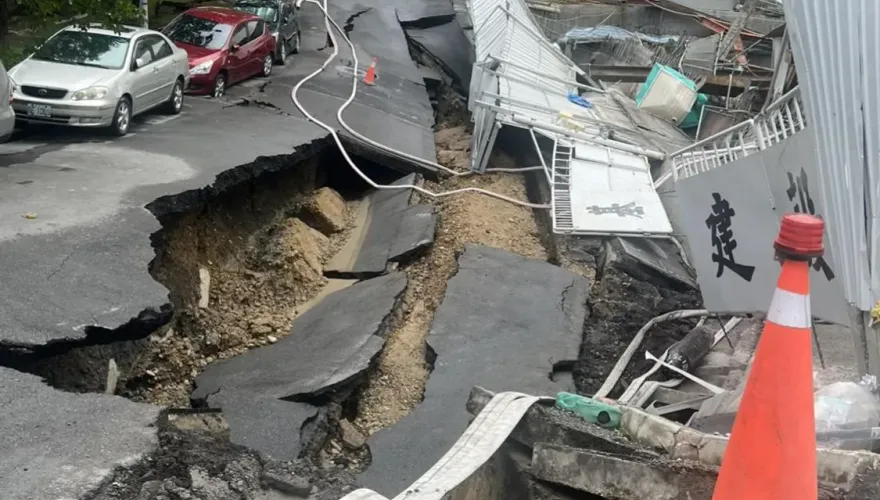 快訊/大直民宅塌陷直擊！ 周遭道路「碎成片片」　驚悚高低差竟逾1人高