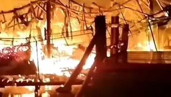 影/泰國芭達雅水上市場驚傳大火　熊熊烈火「伴隨爆炸聲」吞噬木造建築