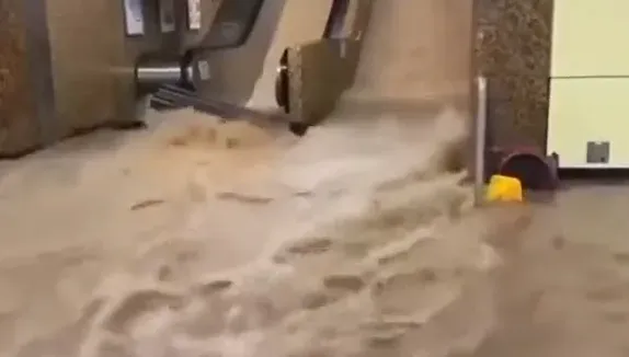 影/海葵環流襲珠三角！深圳暴雨破4紀錄　地鐵站慘淹泡水車自燃竄火舌