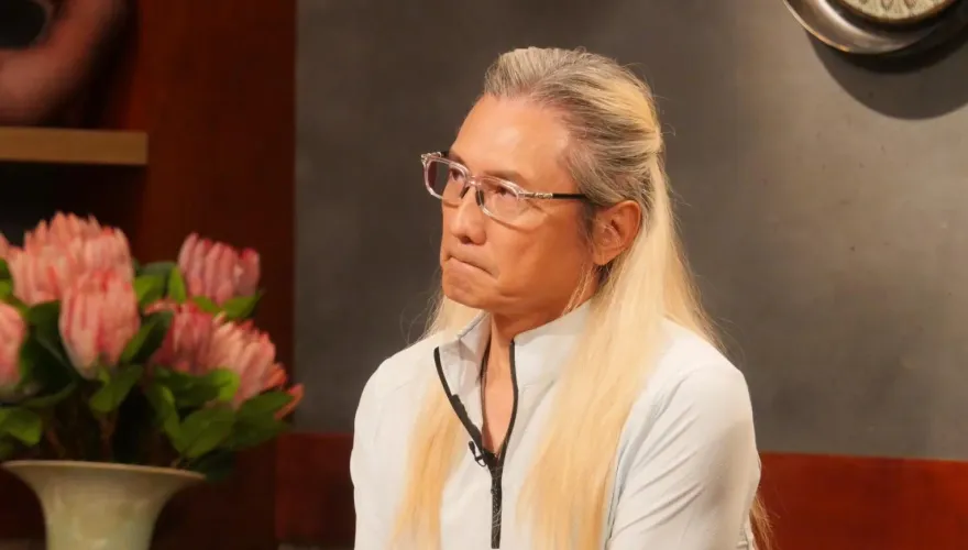 包小柏走不出愛女離世傷痛！留長髮攜骨灰項鍊　哽咽：被打到18層地獄