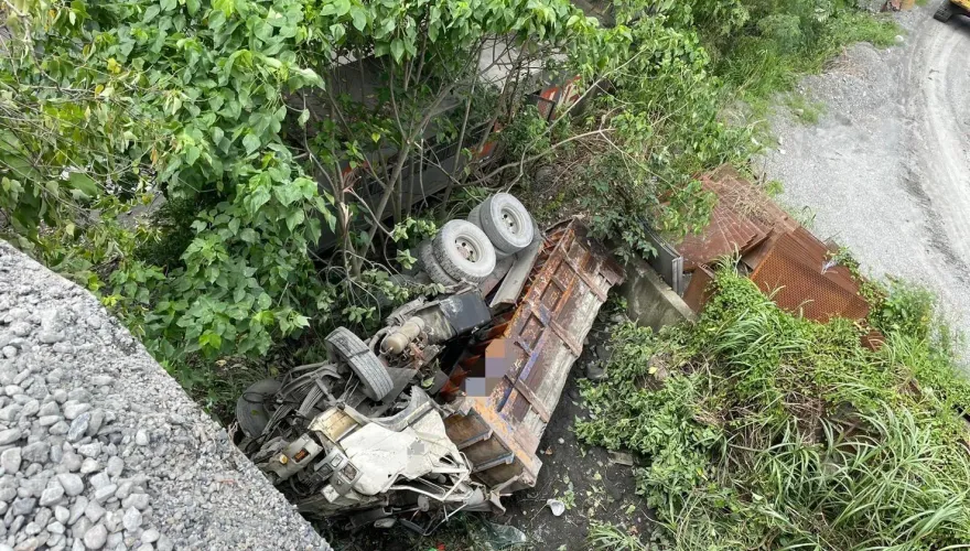影/疑卸料跑錯地點！砂石車倒車移位從3樓高翻落　駕駛受傷被送醫