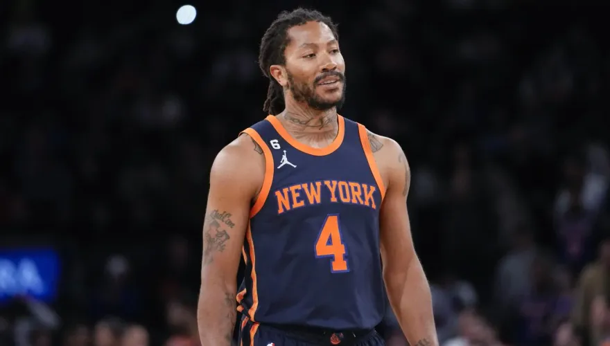 影/NBA「棋靈王」！羅斯在Drake演唱會玩下棋遊戲　網笑翻：想單挑