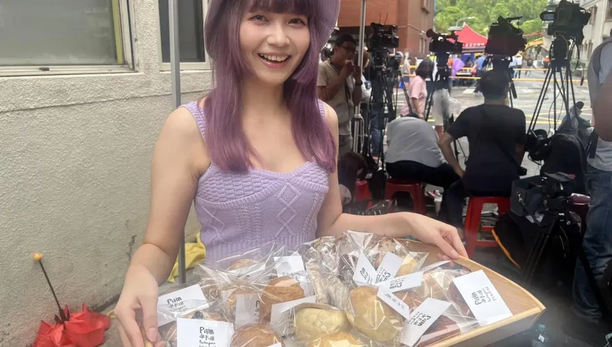 影/最美的風景！正妹闆娘赴北市大直坍塌現場送吃食　網大讚：全台第一好吃