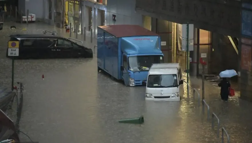 百年一遇暴雨！香港全城癱瘓未停班　民眾湧入特首臉書狂轟
