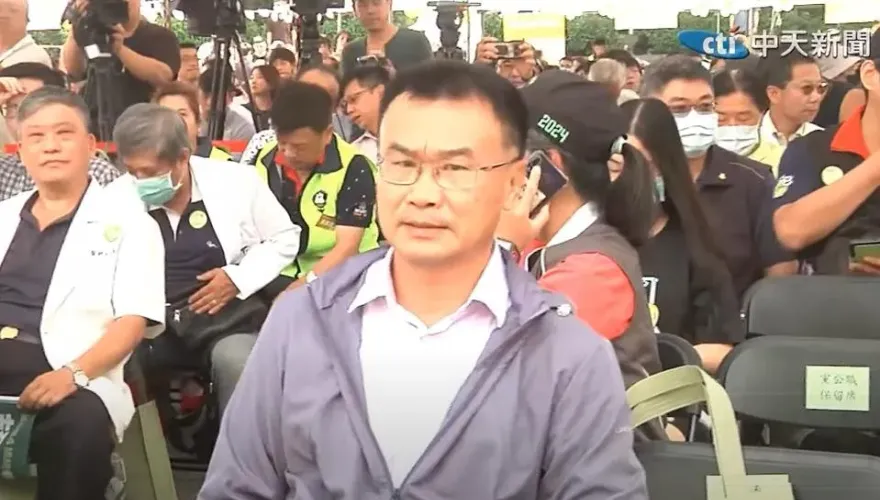 陳吉仲再被追問超思爭議　隨扈卡位猛推記者護主