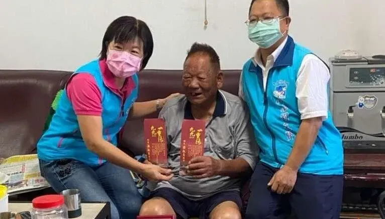 長者領錢啦！「重陽敬老金」發放中　1萬5千人喜拿紅包