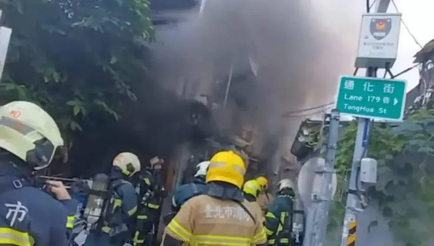 北市通化街「民宅失火」！雜物堆積釀禍　7人急爬牆逃生