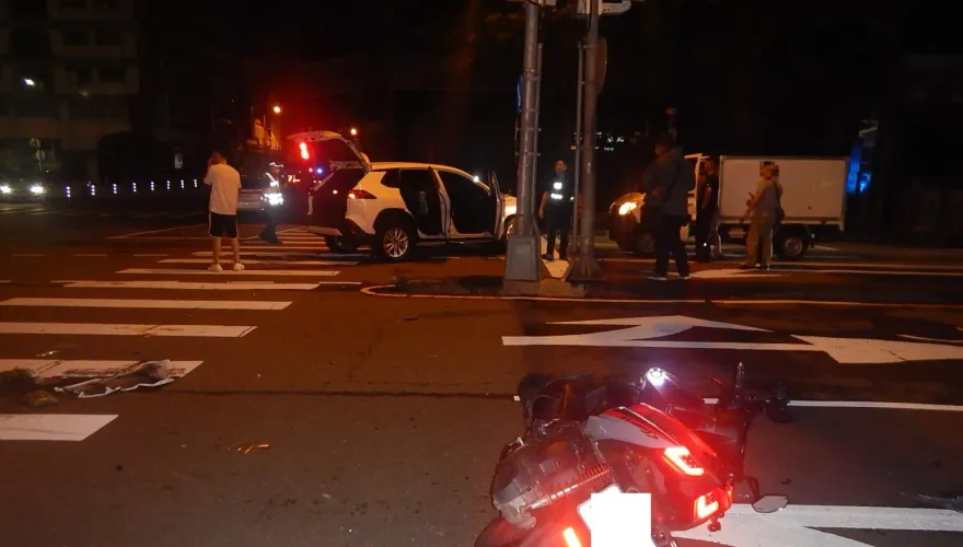快訊/台中外送員遭休旅車衝撞！騎士噴飛數十公尺　車頭全毀命危送醫
