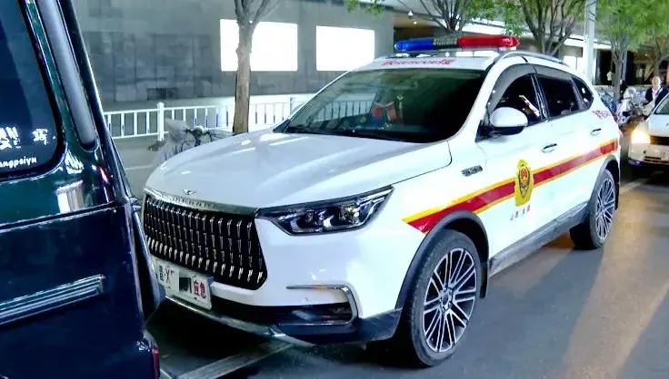 影/街頭驚現「高仿消防車」！他花錢改裝私家車只因「怕超速被抓」