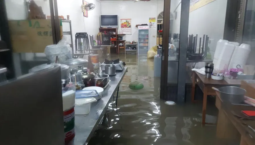 快訊/嘉義雨彈又雷擊！今晚下到明天　民雄民宅淹水、道路封閉