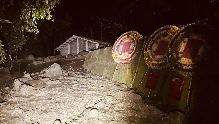 出殯遺體慘遭就地掩埋！嘉義土石流「毀家園」　機具不願冒險上山