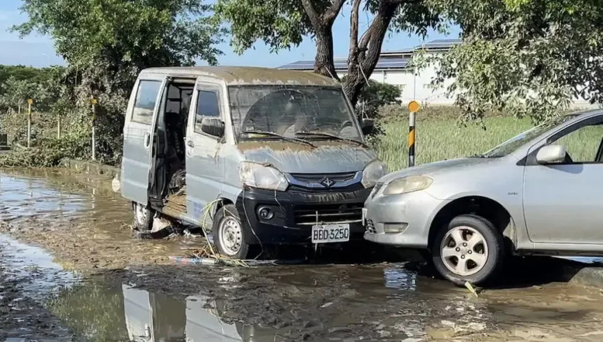 快訊/嘉義豪雨台82線大淹水　厢型車滅頂車上2人亡