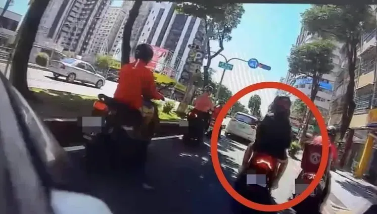 機車族傻眼！樹蔭躲太陽「女騎士噴1萬6」　警方急撤單原因曝