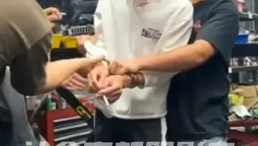 影/6屁孩「爽玩警用手銬」！還學「警察押解嫌犯」嚇壞鎖匠　桃園警追查