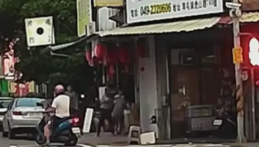 影/找不到眼鏡就暴走！南投醉漢磚頭K妻　孝子挺身護母出拳撂倒
