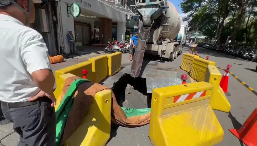 影/高雄前鎮驚現4米大天坑！大雨掏空地基2米深　市府緊急修補