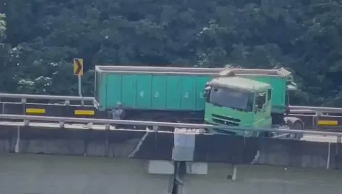 不是拍電影！國6聯結車「折頸」驚險卡24米高架　頭再出去一點就墜橋