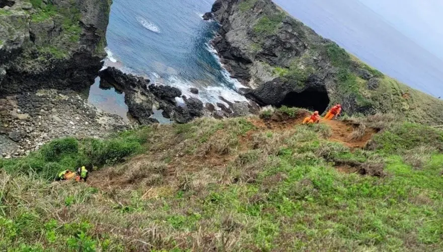 影/命大！蘭嶼男客青青草原拍照　墜40米深谷斷腿獲救