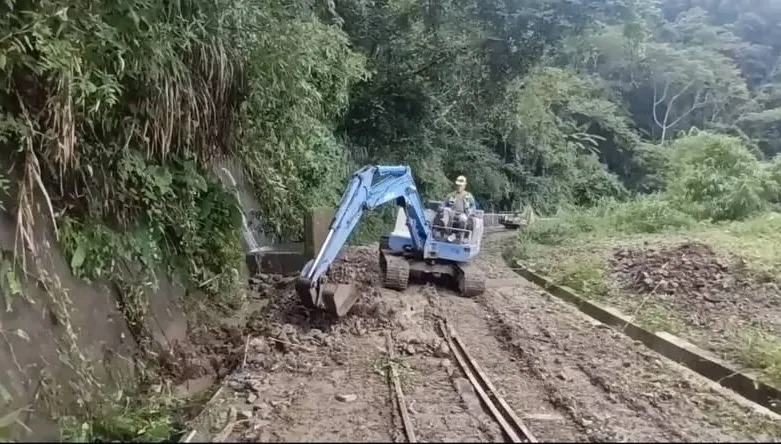 阿里山林鐵2處鐵軌遭土石掩埋「已清除」　9/12再停駛1天