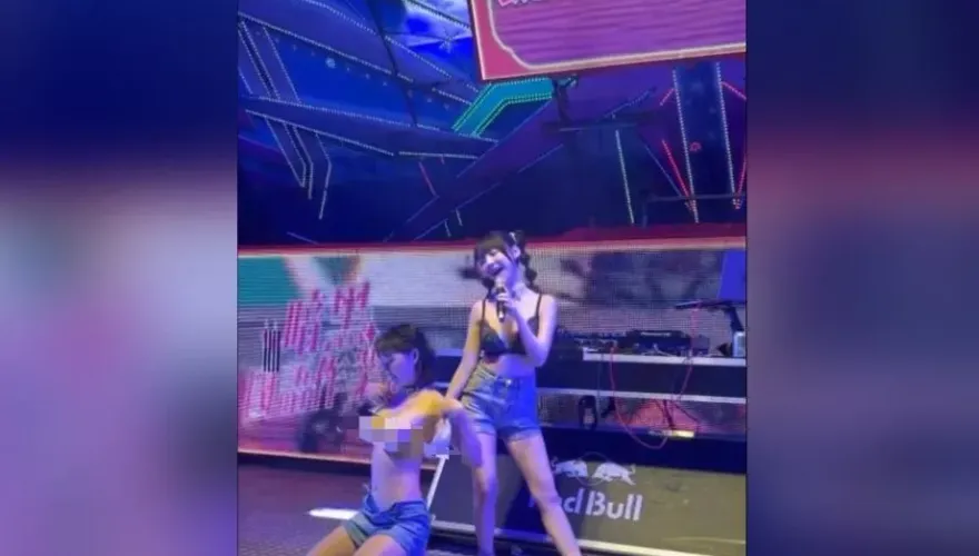 台大AV女優魏喬安拼了！當眾脫胸罩露上空、SWAG內內也現身　粉絲尖叫