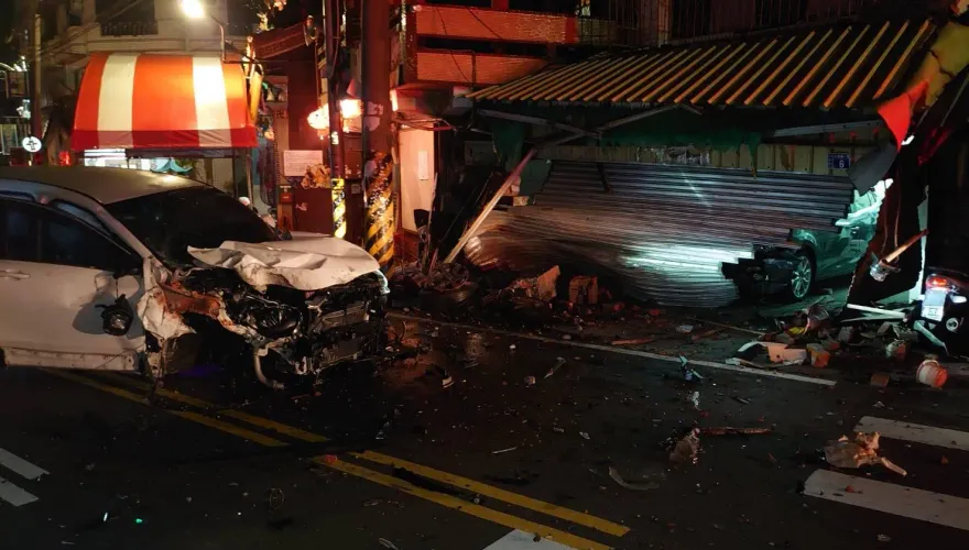 快訊／彰化轎車失控「衝民宅」！鐵捲門變形...車頭撞得稀巴爛　父子3人急送醫