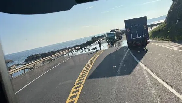快訊/瑞芳濱海公路「化學槽車衝破護欄」！摔落3m卡消波塊　駕駛不治身亡