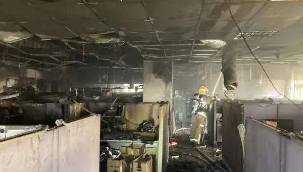 快訊/新竹湖口科技廠火警、4樓網路設備燃燒　整間辦公室熏到焦黑