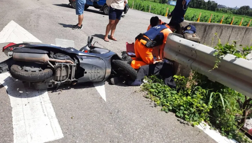影/苗栗台61線死亡車禍！7旬翁遭小貨車撞噴飛　急救1hr回天乏術身亡