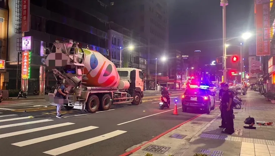 影/高雄水泥車右轉！騎士遭輾捲車底命危　腳踏車完全變形