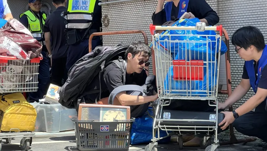 快訊/大直樓塌災區直擊！阿嬤取物身體不適被扶出    帥男救出黑膠唱片古董鐘
