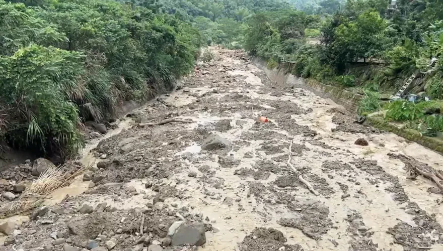 影/嘉義中崙4號橋上游再爆土石流「距橋墩僅1米」　村長嘆天災難纏