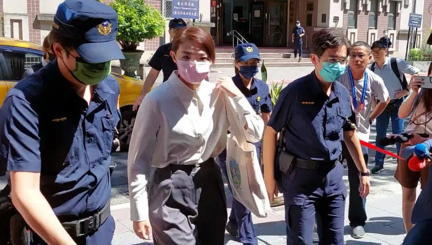 高虹安貪污案14:30開審！認罪助理背刺害重判？小兔黃惠玟、陳奐宇將做關鍵答辯