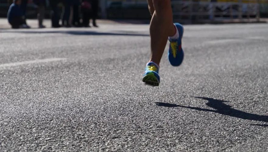 英國102歲人瑞為籌募善款跑半馬　5小時41分完賽超勵志