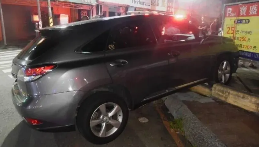 影/差點撞進停車場！高雄酒空男爛醉肇事　阿sir喊不醒只好破窗逮人