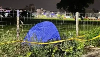 快訊/高雄前鎮街頭驚見疑似自焚！男子當場變火團命喪人行道樹叢
