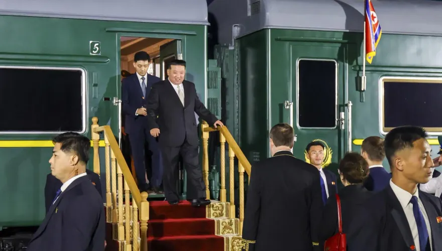 金正恩乘「太陽號」抵俄國邊境城市哈桑　會見高級官員滿臉笑容