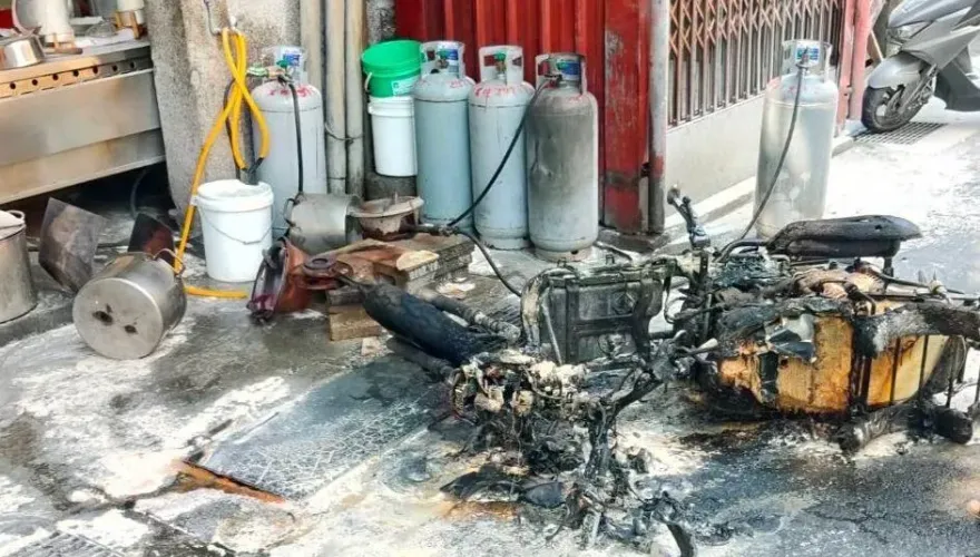 快訊/送瓦斯送到燒成廢鐵！新北三重男「機車倒變火團」　米苔目店差點遭波及
