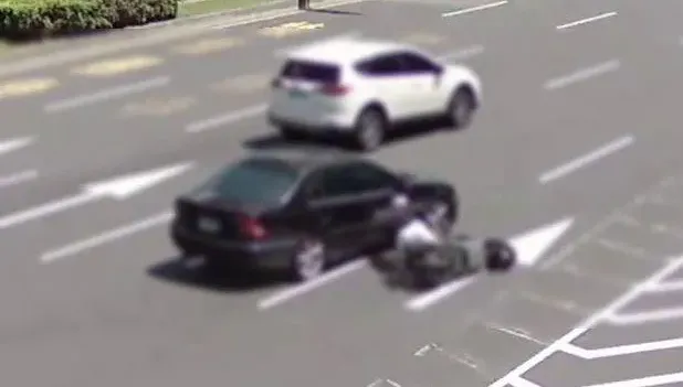 酒駕又違規變換車道！板橋賓士擦撞機車　騎士慘摔滑行腿骨折送醫