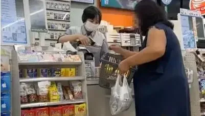 影/台南歐巴桑有夠誇張！狂買7883元商品　卡嗶不過竟然「不買了」…還嗆報警啊