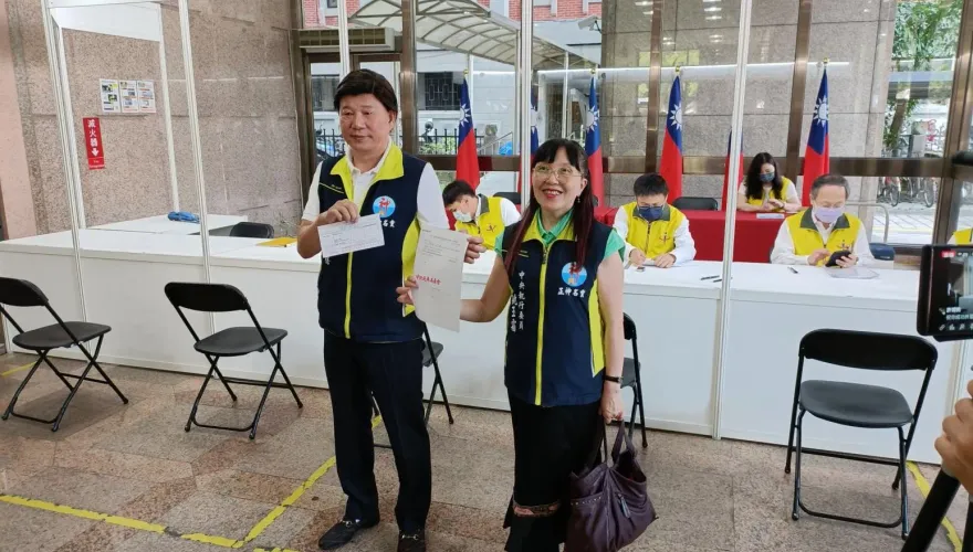 又有人宣布參選總統！正神名黨主席許榮德與副手佛光大學所長中選會登記連署
