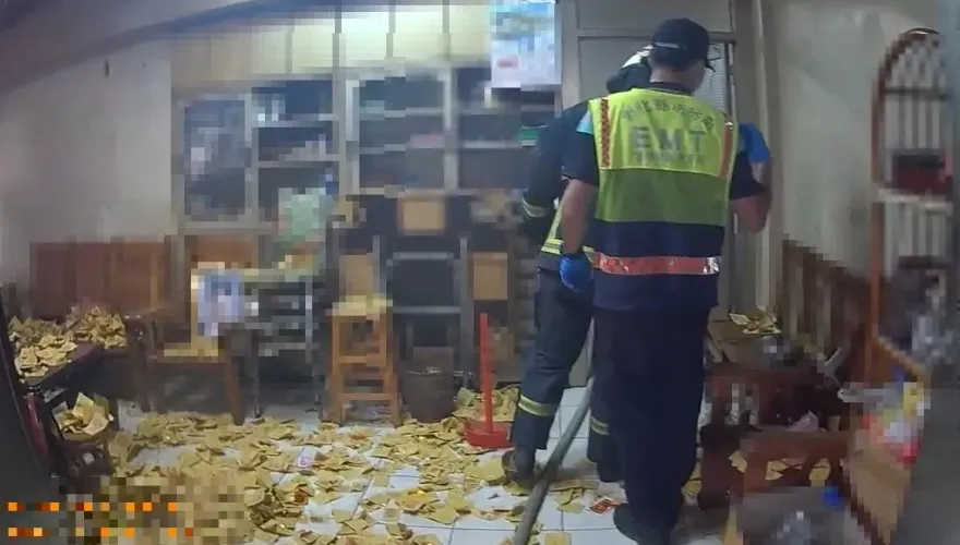 求職碰壁！弟客廳撒金紙爬頂樓　軍職兄收訣別語急叩警救人
