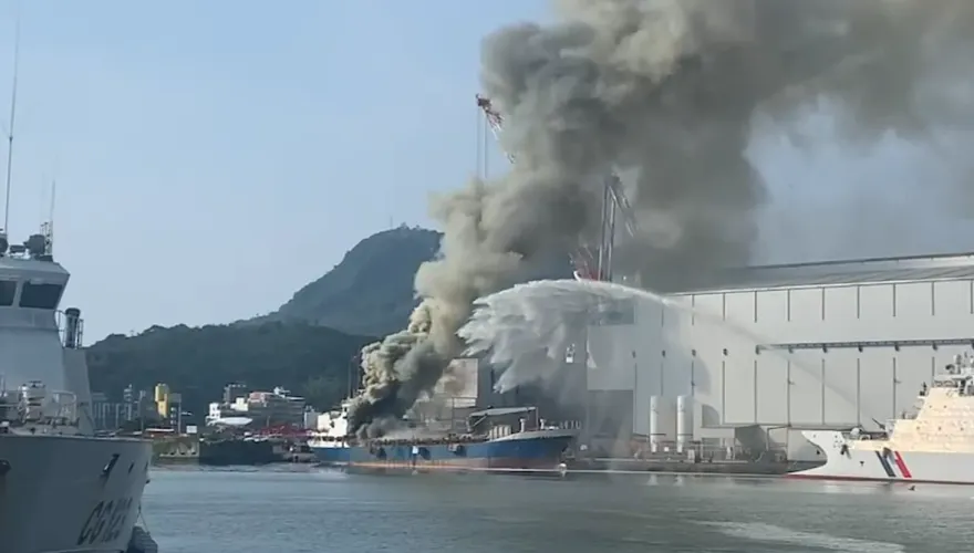 快訊/高雄旗津船舶驚傳火警！濃煙竄天…灌救畫面曝