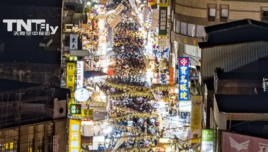 影/苑裡鬼門關夜市人潮爆棚！封6條街、400攤進駐　萬人擠滿大街畫面曝