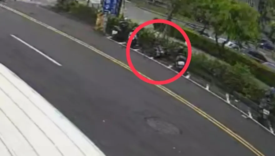 鬼月奇談/高雄乖孫送阿嬤、他停殯儀館機車被推倒　靈異畫面曝光！