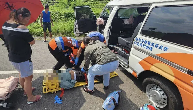 快訊/台南長照專車出意外！自撞電桿駕駛受困釀3人傷