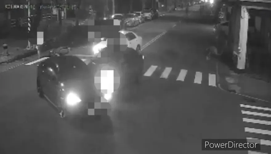 影/高雄球棒隊街頭逞凶！砸車衝撞波及無辜騎士　警逮6人送辦