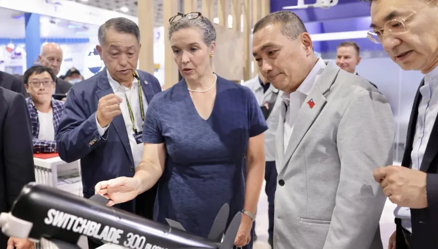 影/孫曉雅帶侯友宜看軍工展！他批賴清德應講清楚「疑蛋論」