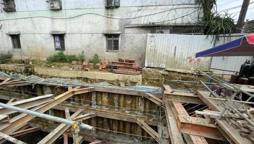 大直樓塌翻版？基隆七堵工地開挖地下室　鄰宅牆壁地板龜裂還有1棟「已傾斜」
