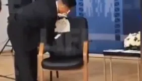 影/提防普丁？金正恩保鑣「狂擦椅子」試耐重　出動金屬探測儀畫面曝