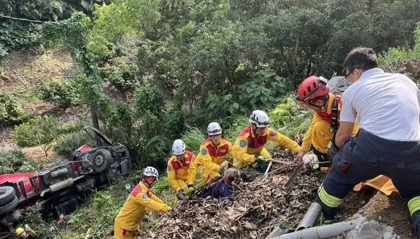快訊/高雄水泥車失控墜「10米深邊坡」！駕駛受困搶救送醫